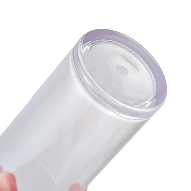 Transparenter Becher mit breiter Öffnung